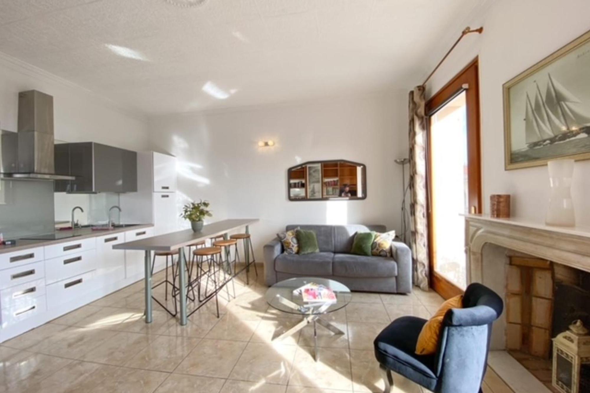 Quai St Pierre 2 Bedrooms With Balcony And Sea View * Cannes